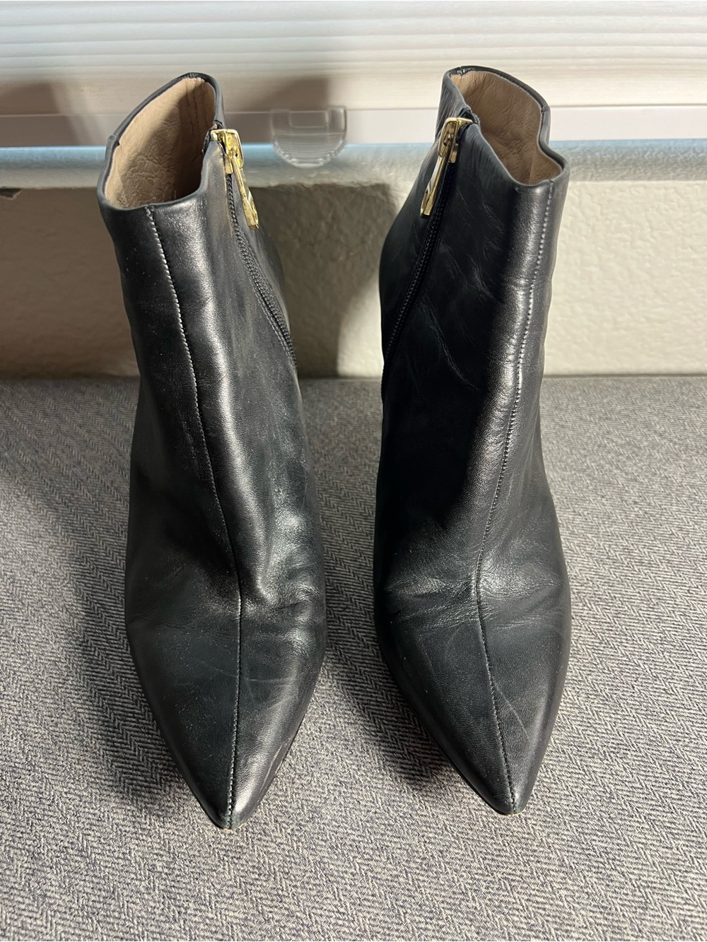 Louise et Cie by Vince Camuto Black Leather Pointed-Toe Ankle Booties